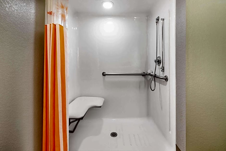 La Quinta by Wyndham St. Petersburg Northeast *Newly Renovated