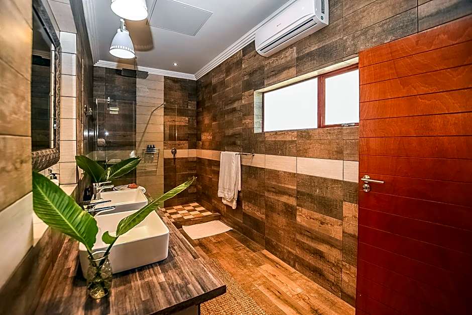 Bambuu Lakeside Lodge