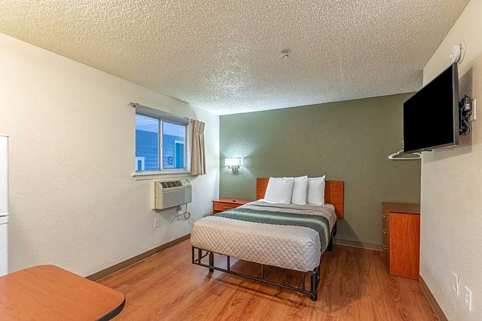 HomeTowne Studios by Red Roof Orlando - Casselberry