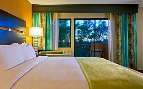 1 King Jr Ste Mobility/hearing Access Tub Vis Firealarm/door/phone Alert - Comp Wifi 42 Inch Flat Sc