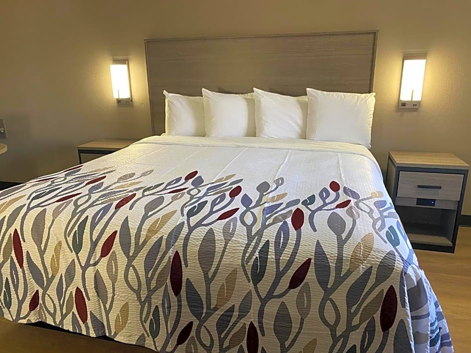 Photo 1 of 5 of Superior King Room Non-Smoking