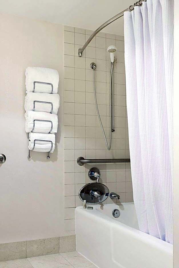 Renaissance by Marriott Newark Airport Hotel