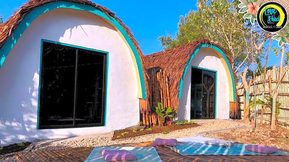 Love Shack Hostel & Cafe