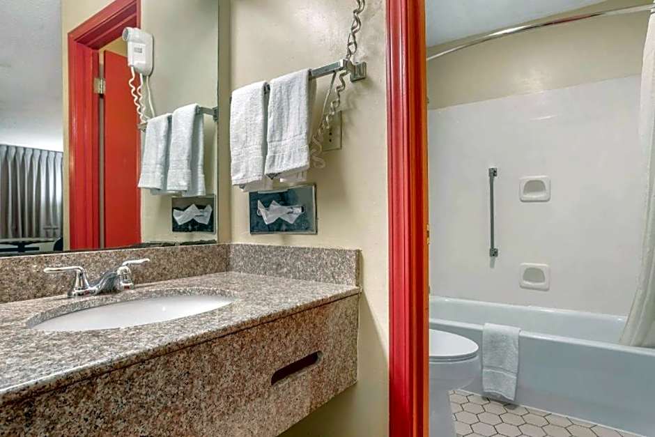 Econo Lodge Inn & Suites Forest