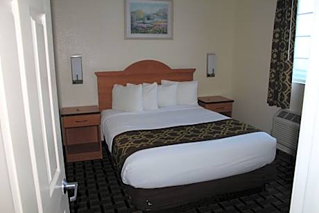 Deluxe Family Suite 3 Queen Beds with Kitchenette - Non Smoking