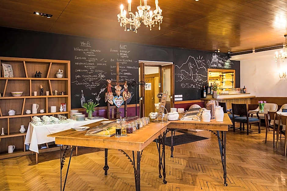 Keramikhotel Goldener Brunnen