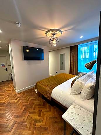 King or Twin Suite (with Bath)