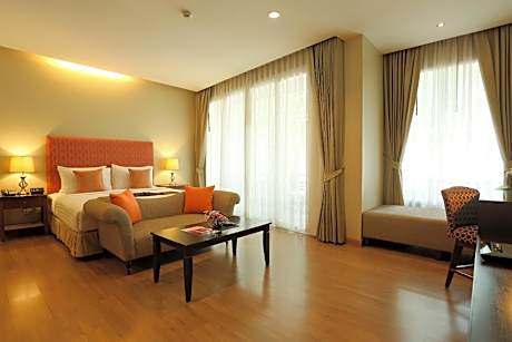 Suite with Pool View