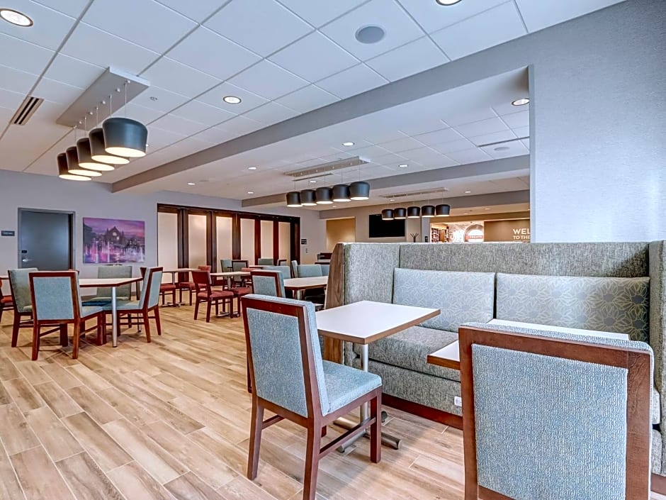 Hampton Inn & Suites Cincinnati Midtown Rookwood