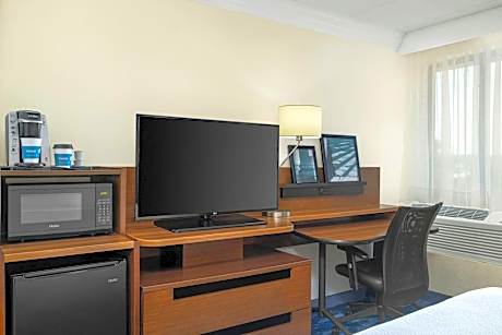 Room, 1 King Bed (Mobility/Hearing Access, Roll-In Shwr) (1 King Bed)