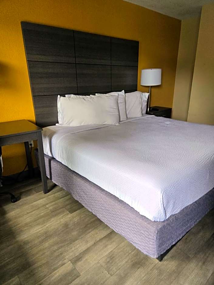 Days Inn by Wyndham Charlotte Northlake