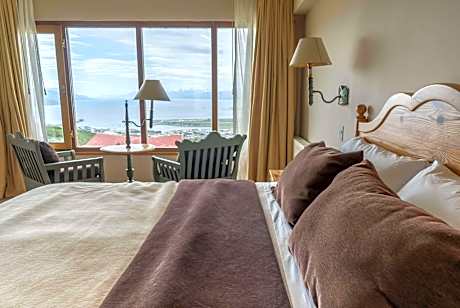 Standard King Room with Bay View - Non-Smoking