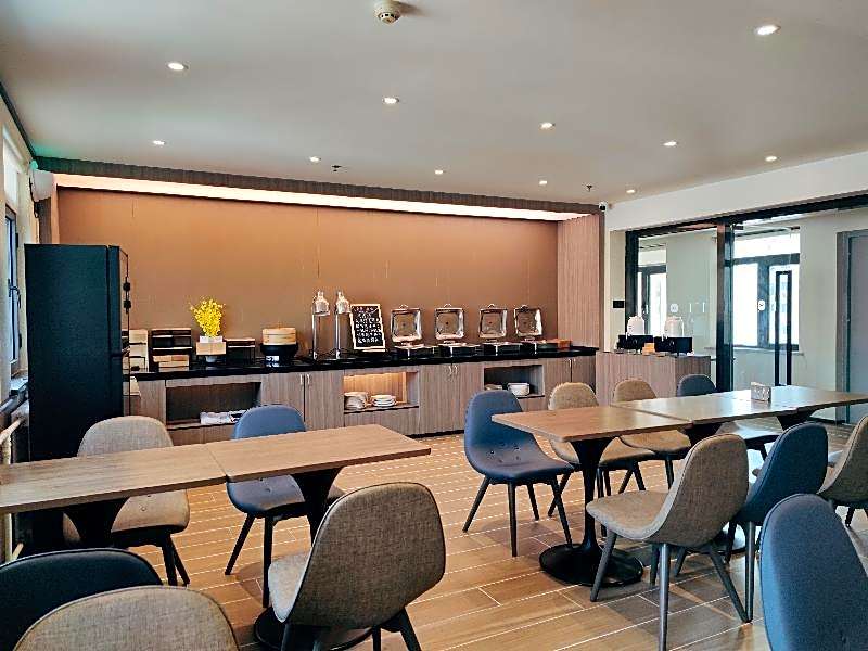 Hanting Hotel Qingdao Yan'an 3rd Road Zhiquan Road Metro Station