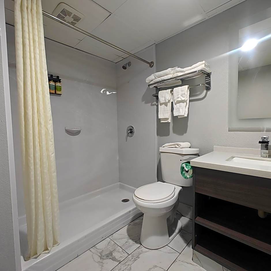 Mountain Vista Inn & Suites - Walking Distance to the Island