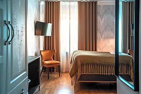 Superior Queen Room (55 in bed)