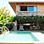 Casa com piscina aquecida, cozinheira, 30m do mar