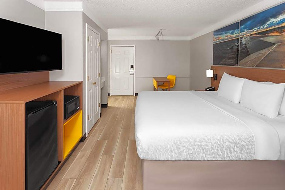 Days Inn & Suites by Wyndham Arlington Heights