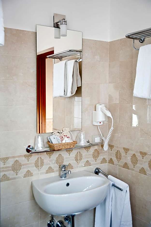 Hotel Arco Di Travertino