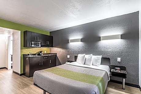 1 Queen Bed | Non-Smoking, Kitchen