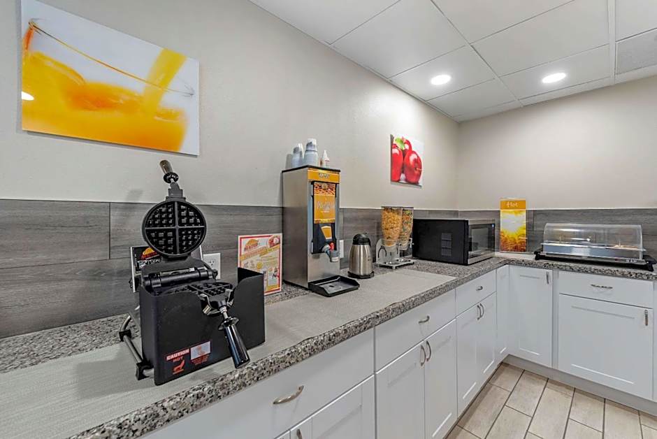 Quality Inn & Suites Evansville Downtown