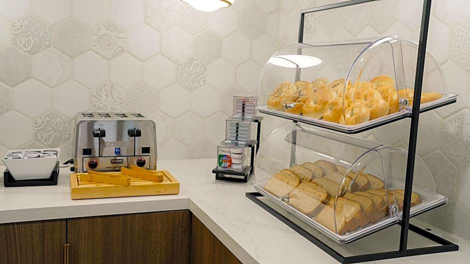 La Quinta Inn & Suites by Wyndham Santa Cruz