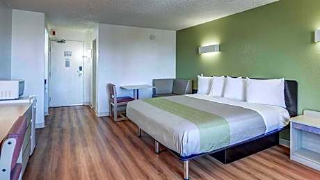 1 King Bed | Non-Smoking, Micfridge
