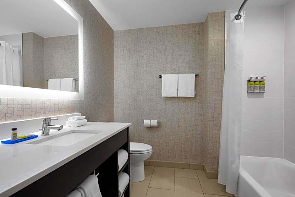 Holiday Inn Express & Suites Woodside LaGuardia Airport By IHG