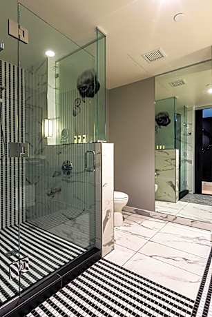Premium King Room with Roll-In Shower - Mobility Access