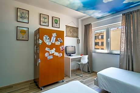 Themed Twin Room - Around the World