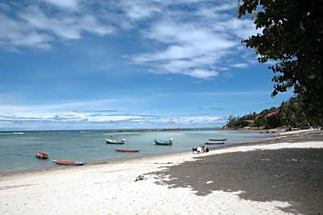 Jungle Hut Bungalows & Hotel