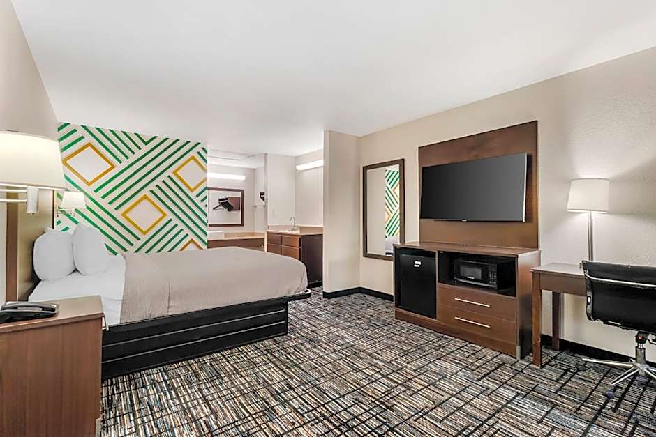 Quality Inn & Suites I-10 Near Fiesta Texas