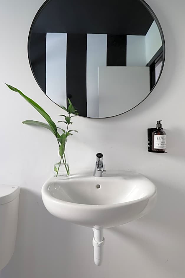 BLACK AND WHITE Hostel Palamós