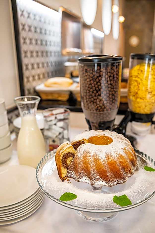 City Hotel B&B, reception 24 7, 800m od-from R1, free parking