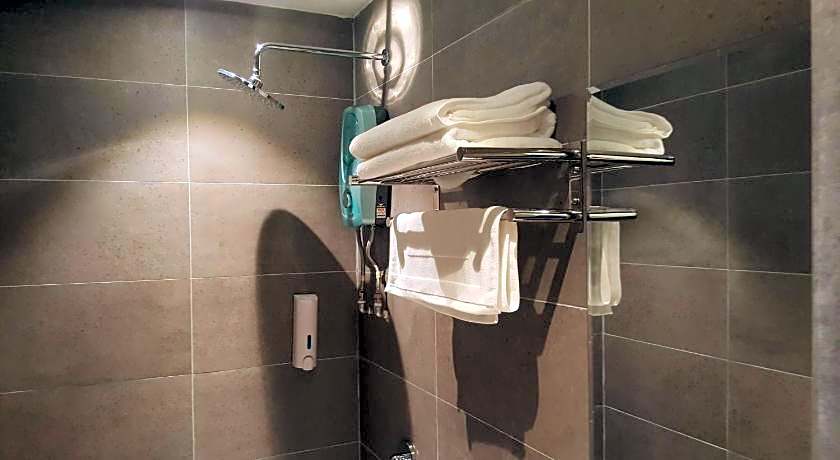 9 Square Hotel - Sri Kembangan