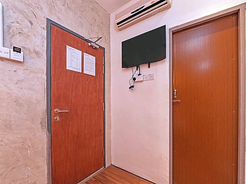 OYO 90662 The 1975 Hotel