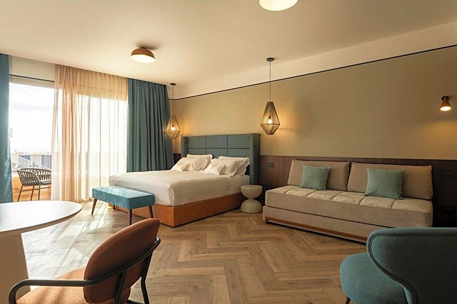 Visionair Suites & SPA-Room Only e Honesty Bar