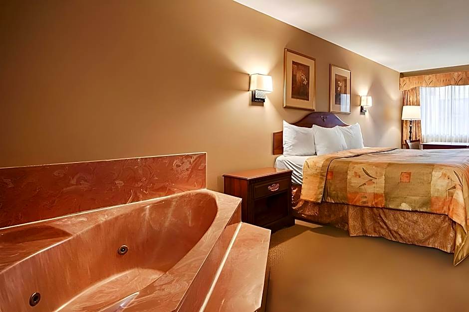 Econo Lodge Inn & Suites