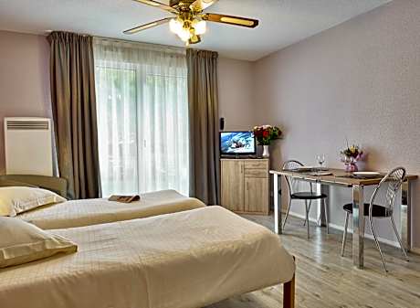 Studio 2 Singles Beds with Balcony