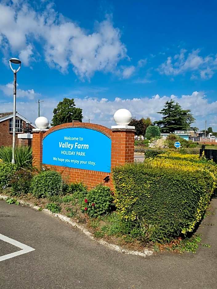 Modern Family Caravan with WiFi at Valley Farm, Clacton-on-Sea