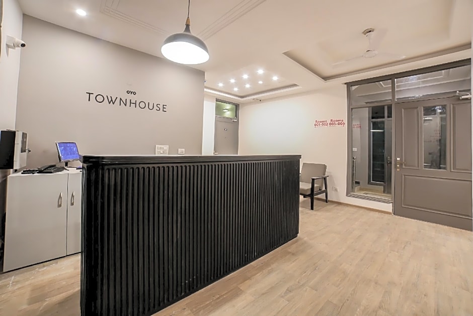 Townhouse 330 DLF Phase-2 Near Leisure Valley Park