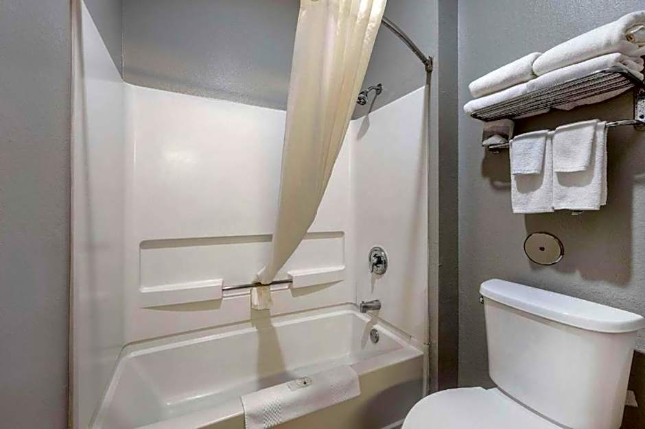 Quality Inn & Suites Lincoln North