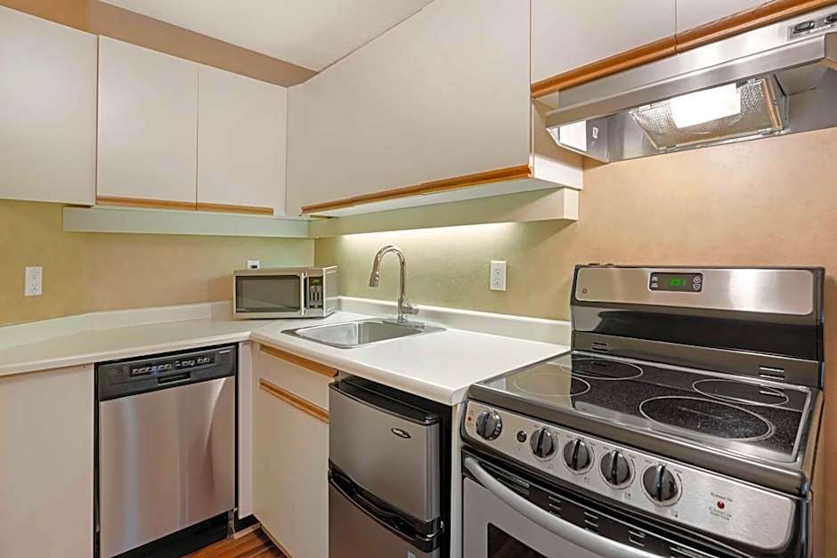 Best Western Plus Emerald Isle Hotel