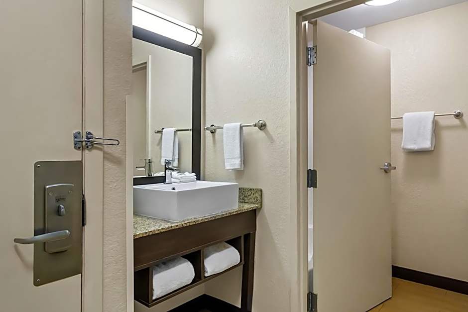 Red Roof PLUS+ Jacksonville - Southpoint