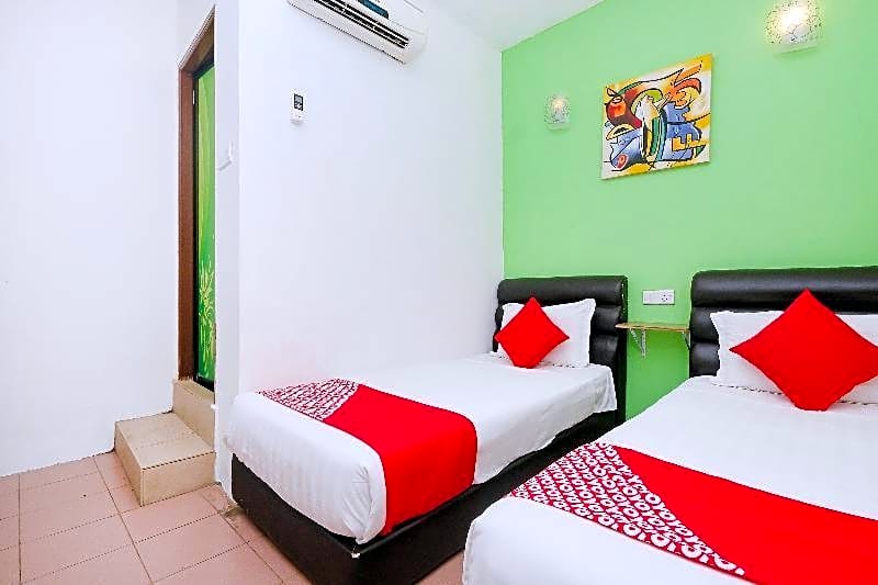 OYO 850 Gold Star Hotel