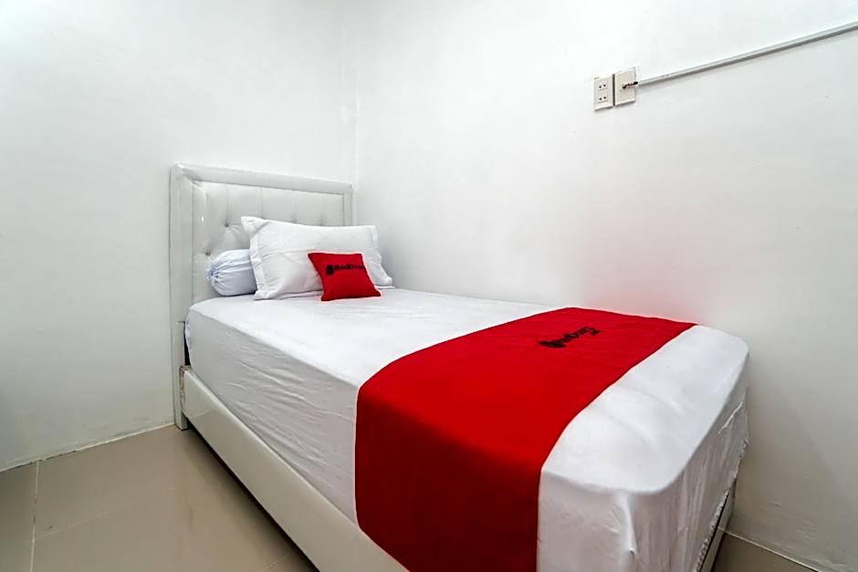 RedDoorz Syariah near Pelabuhan Ulee Lheue Banda Aceh