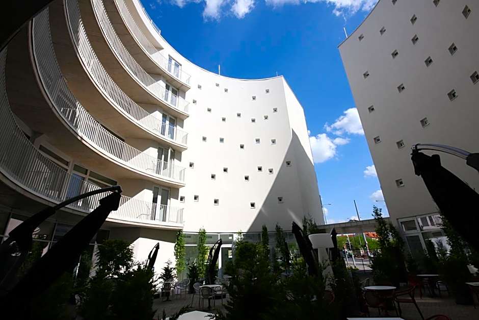Parizs Garden Apartments