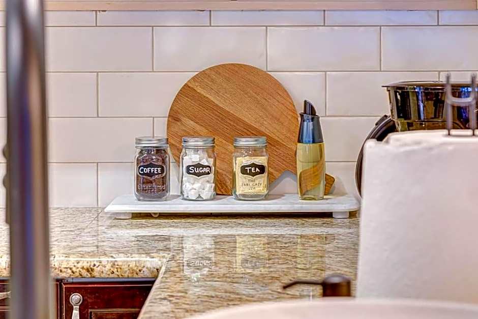 Mountain Retreat, Pool & Hot Tub, BBQ, Patio, King Bed, Sleeps 6!