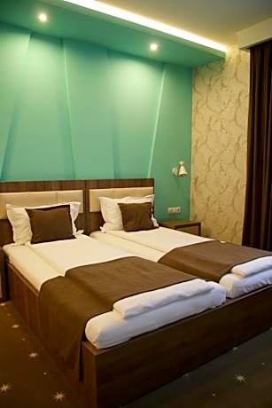 Standard Twin Room with Mountain View
