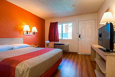 1 Queen Bed | Micfridge
