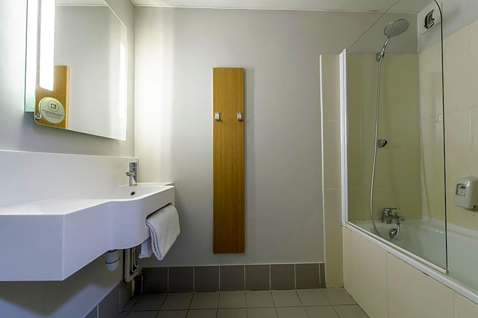 B&B HOTEL Orange - Échangeur A7 A9